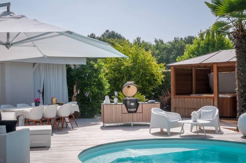 Installateur de cuisines d'été extérieure en inox et bois sous une pergola à Deauville 14