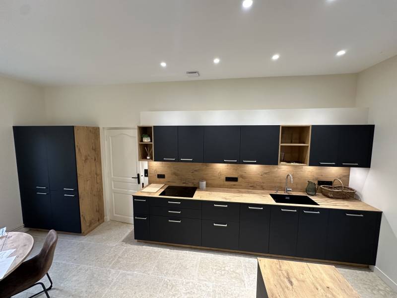 Installation sur mesure d'une cuisine moderne bois et noir mat avec électroménager inclus près de Dieppe 76